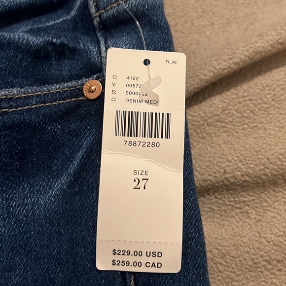 Paige
Colette Crop Flare Jeans brand new. - Picture 6 of 6